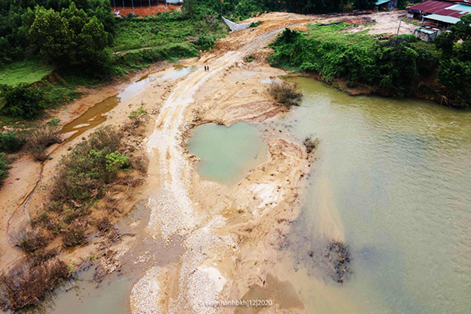 Ngang nhiên khai thác cát sông Chò