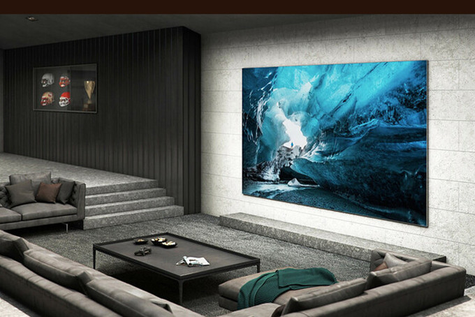  TV MicroLED mới ra mắt của Samsung trong khung cảnh phòng khách.