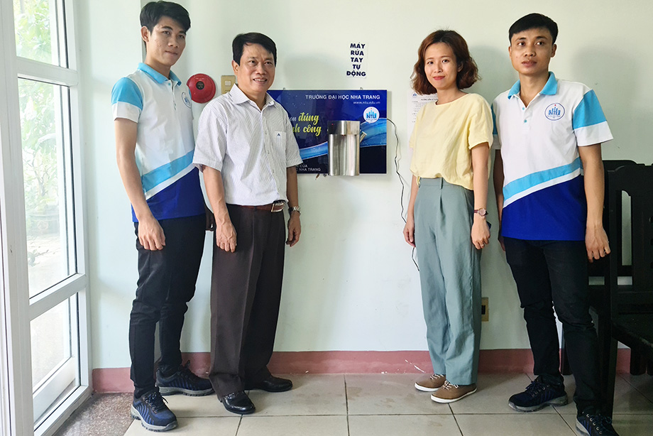 Tặng 70 máy rửa tay sát khuẩn tự động cho các cơ quan, trường học