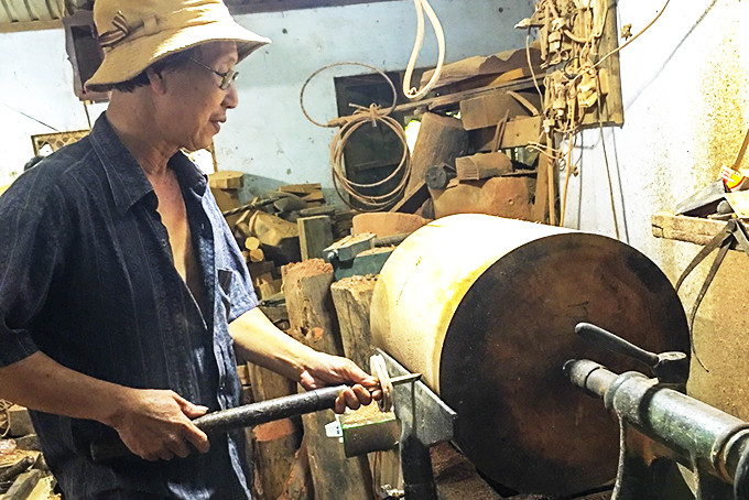 Nghề chạm khắc gỗ đem lại thu nhập ổn định  cho nhiều hộ dân xã Diên An.