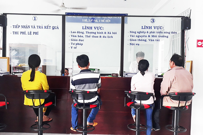 zzBảng “Cấm hút thuốc lá” treo tại khu vực Bộ phận tiếp nhận và trả kết quả của UBND phường Ninh Giang.