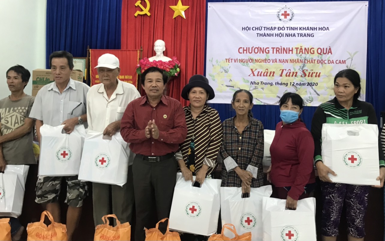 Tặng 100 suất quà Tết cho người dân phường Vĩnh Trường