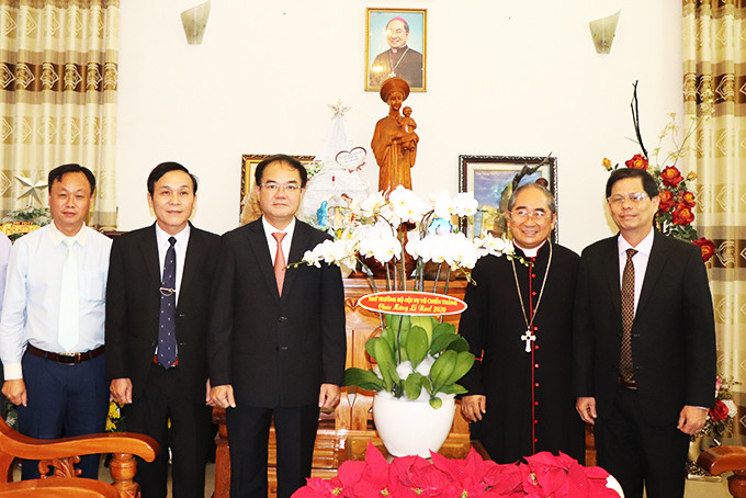 Đồng chí Vũ Chiến Thắng (thứ 3 từ trái sang) tặng hoa chúc mừng Tòa Giám mục Giáo phận Nha Trang.