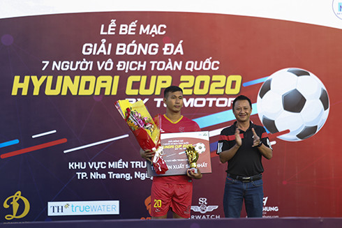 Nguyễn Đình Ý Hòa thủ môn xuất sắc nhất giải.