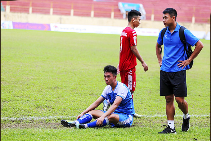Nỗi buồn của các cầu thủ U21 Khánh Hòa  khi bị loại khỏi bán kết. 