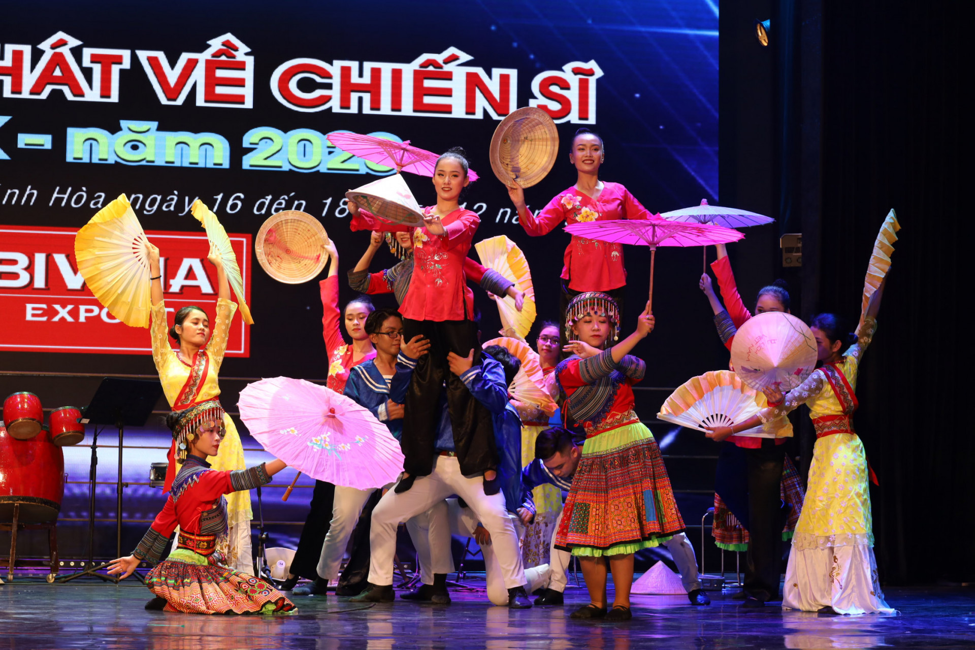 Nét duyên của các diễn viên đến từ đoàn nghệ thuật quần chúng Trường Đại học Khánh Hòa qua tiết mục múa Khúc giao hòa trên đảo. 