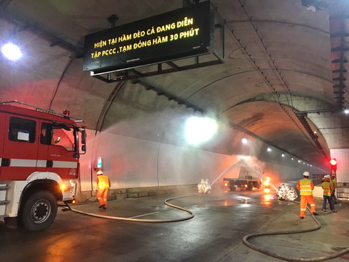 140 người diễn tập chữa cháy, cứu nạn tại hầm đường bộ Đèo Cả