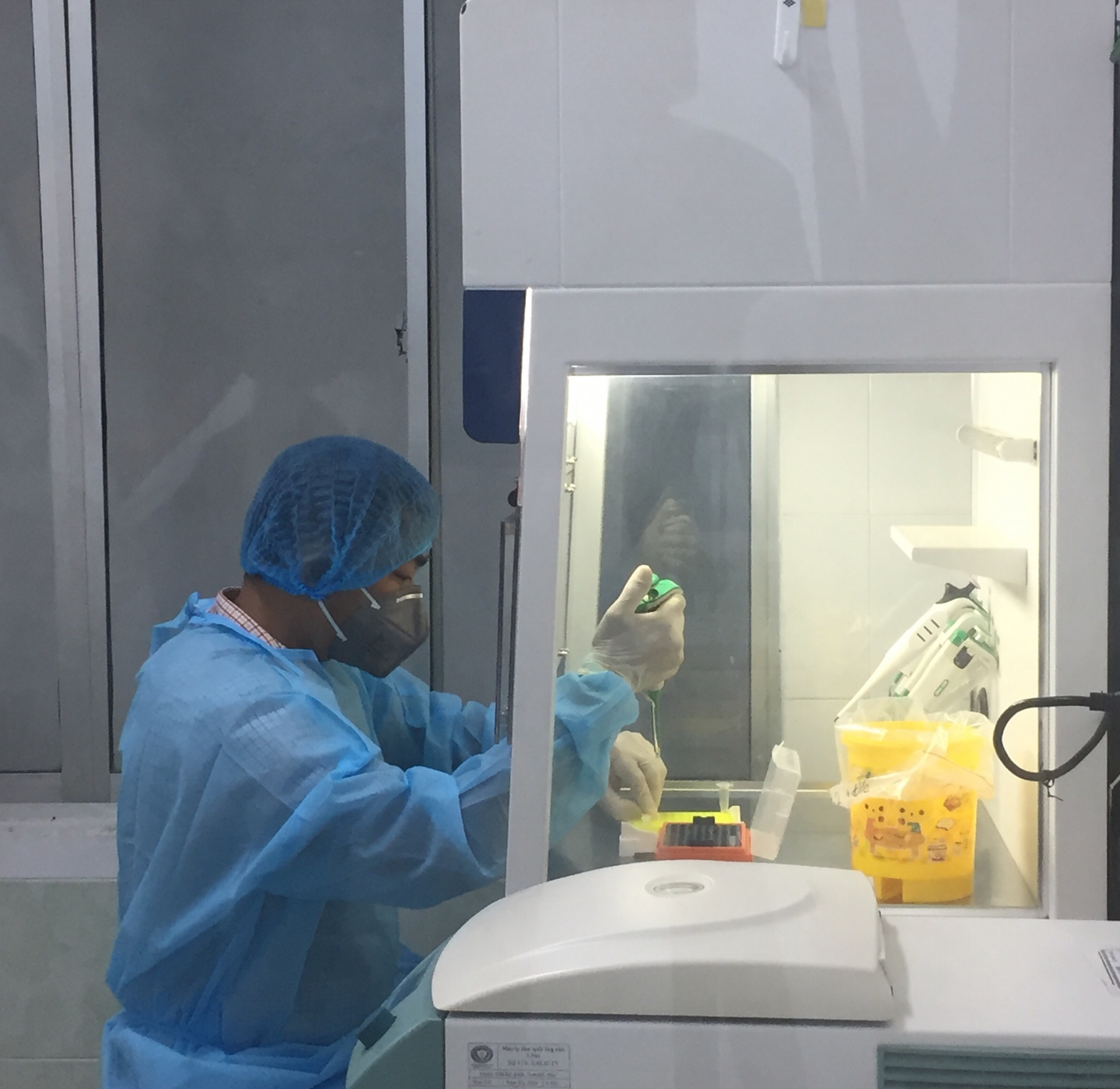 Thực hiện ca xét nghiệm Covid -19 tại Trung tâm Kiểm soát bệnh tật tỉnh Khánh Hoà