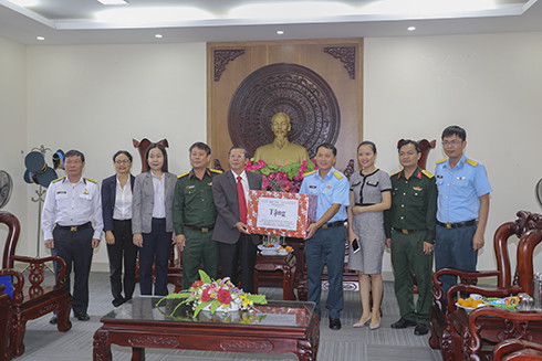 Ông Trần Ngọc Thanh thăm Sư đoàn Phòng không 377.