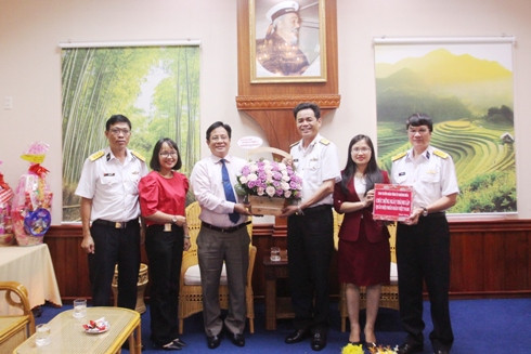 Ông Hồ Văn Mừng trao quà tặng Học viện Hải quân.