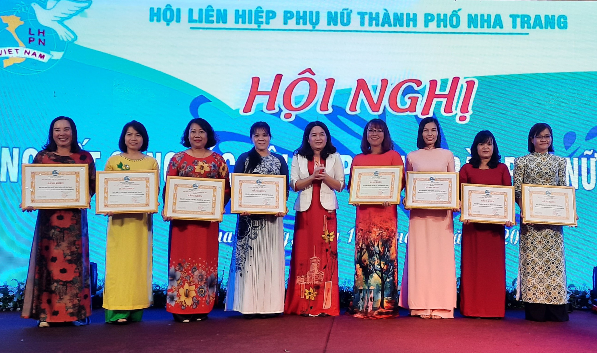 Hội LHPN tỉnh Khánh Hòa tặng bằng khen cho các tập thể