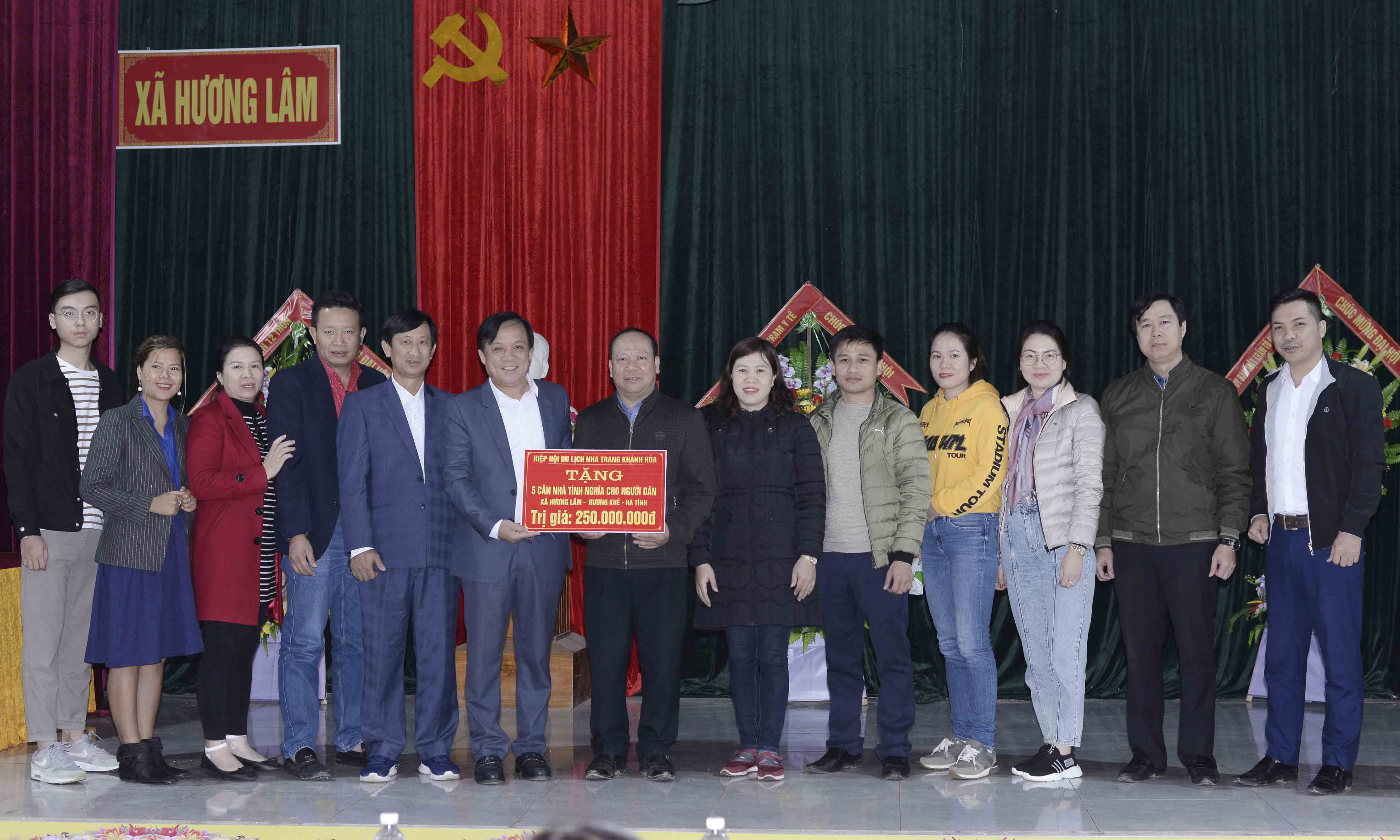 Hiệp hội Du lịch Nha Trang - Khánh Hòa trao tặng 9 căn nhà tình nghĩa cho đồng bào miền Trung