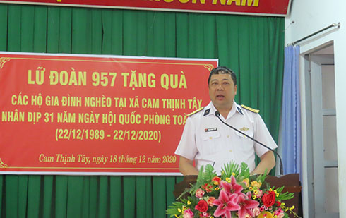 Lữ đoàn 957, Vùng 4 Hải Quân tặng quà cho gia đình chính sách, hộ nghèo xã Cam Thịnh Tây