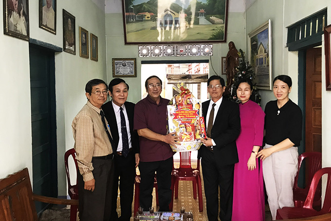 Ông Nguyễn Tấn Tuân tặng quà cho Giáo xứ Phù Sa.