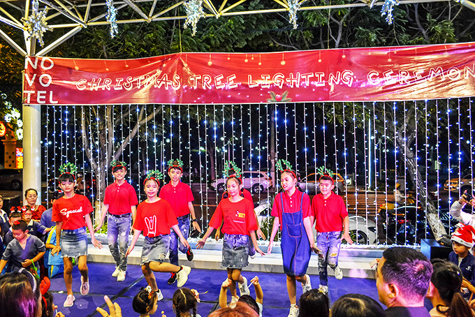 Tiết mục hát mừng Giáng sinh ở Novotel Nha Trang. 