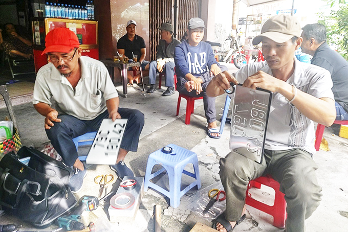 Nở rộ dịch vụ ăn theo thủ tục đăng ký xe