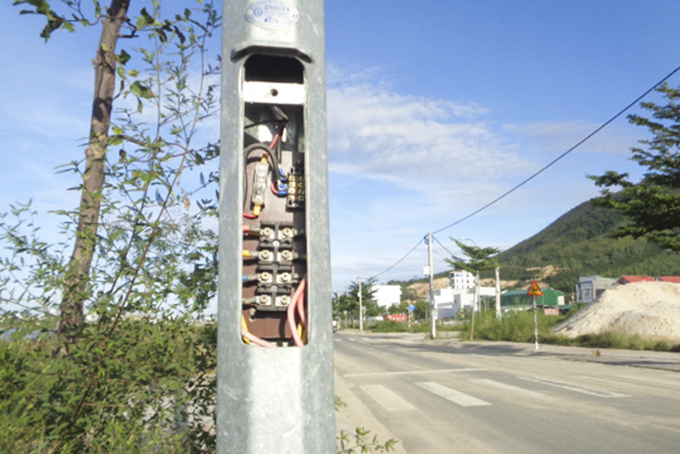 Nắp đậy dây điện bị mất