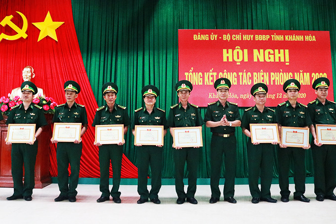 Đại tá Nhữ Mai Pháo - Chính ủy Bộ đội Biên phòng tỉnh trao thưởng cho các tập thể, cá nhân tại hội nghị.