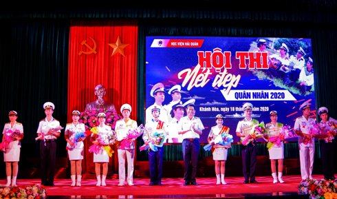 Lãnh đạo Học viện Hải quân trao giải cho các thí sinh.