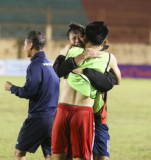 Huấn luyện viên Thạch Bảo Khanh chia sẻ niềm vui với học trò.