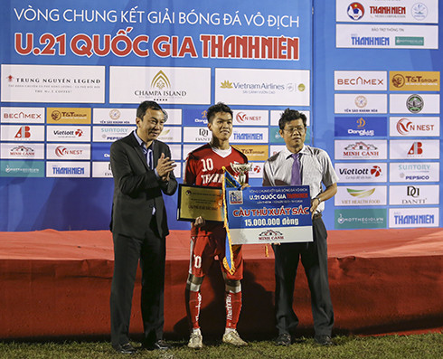 Nguyễn Hữu Thắng giải cầu thủ xuất sắc nhất.