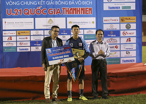 Phạm Mạnh Cường giải thủ môn xuất sắc nhất.