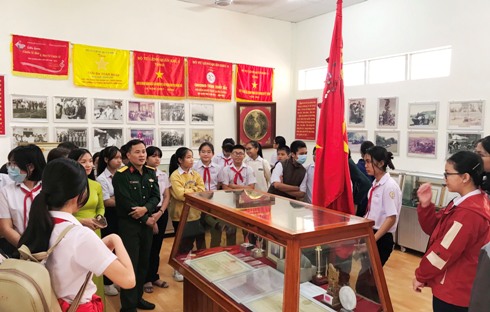 Các em học sinh thăm quan Nhà truyền thống.