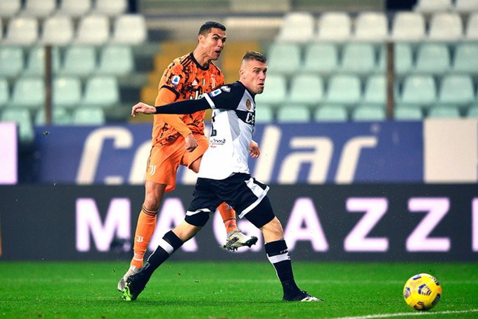Ronaldo nâng tỷ số lên 3-0, bàn thứ hai của anh trong trận Juventus hạ Parma 4-0 hôm 19/12. Ảnh: Lapresse