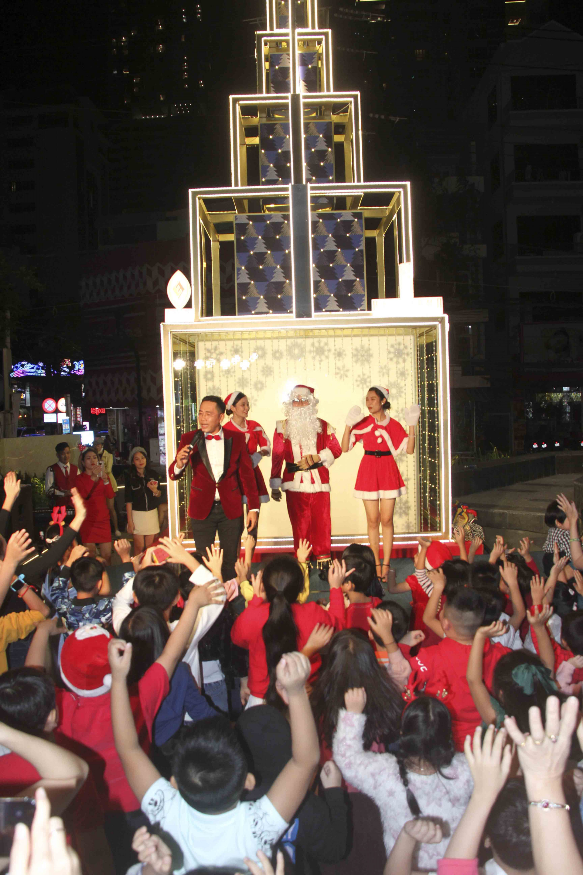 Cây thông Noel được tạo hình theo kiểu tháp quà tặng tuyệt đẹp ở bên ngoài khách san Eastin Grand Nha Trang