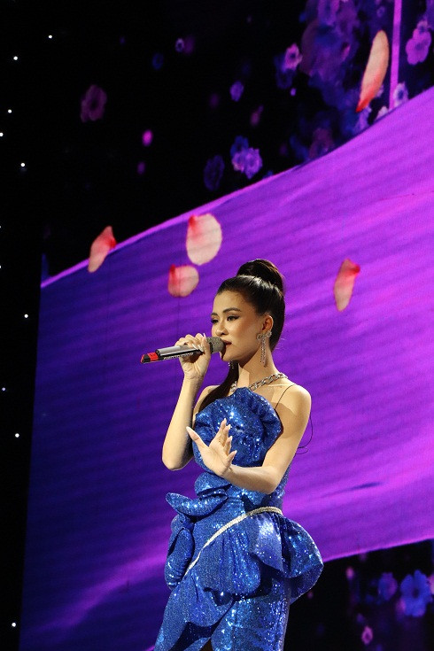 Singer Miu Le