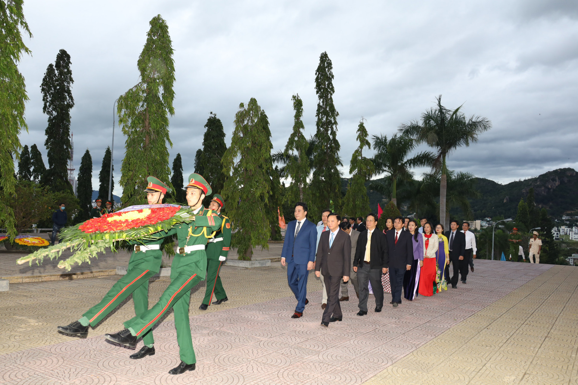 Đoàn đại biểu của Ban Chấp hành Đảng bộ tỉnh do ông Nguyễn Khắc Định dẫn đầu vào viếng.