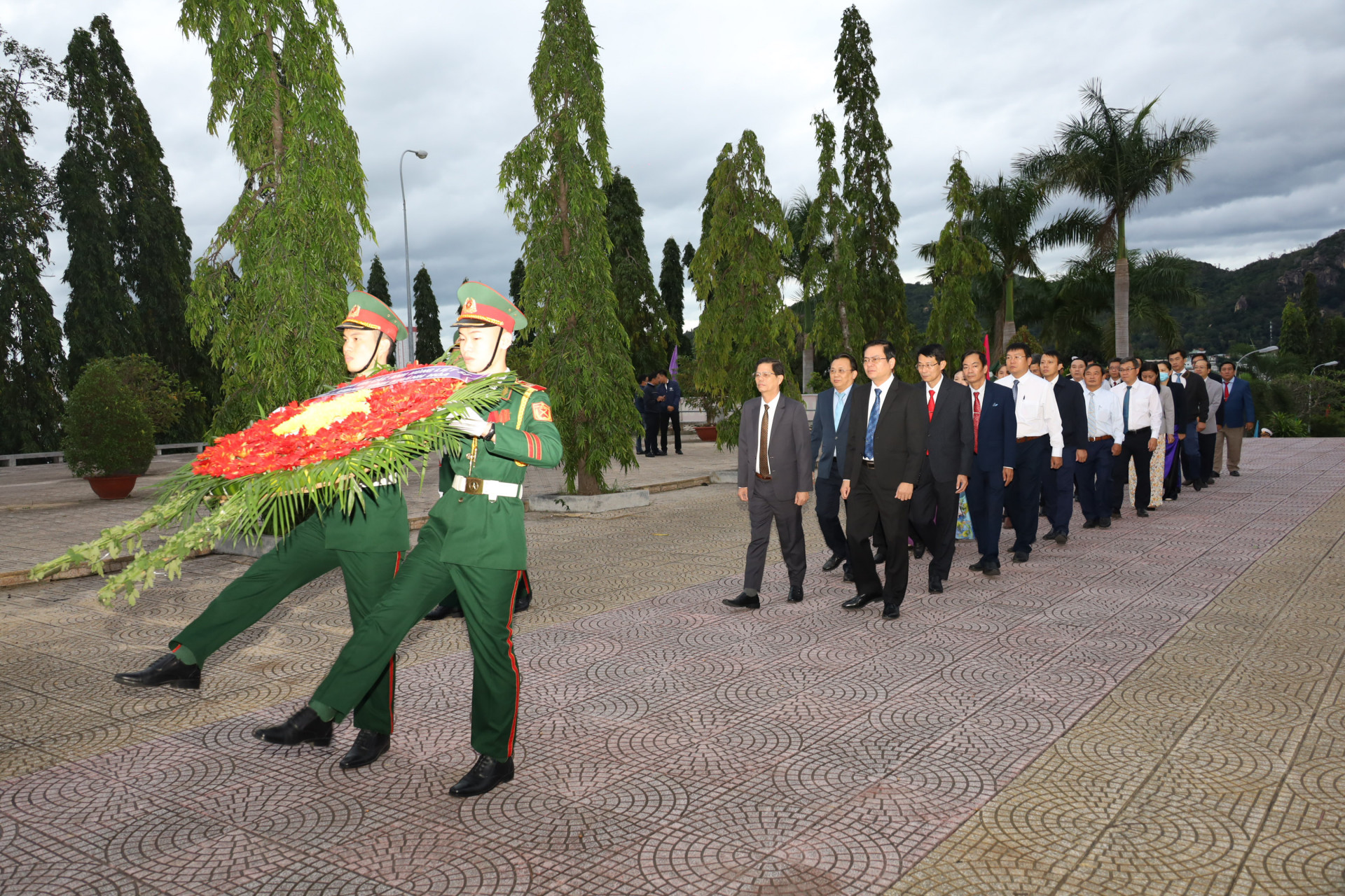 Đoàn đại biểu HĐND, UBND tỉnh do ông Nguyễn Tấn Tuân dẫn đầu vào viếng. 