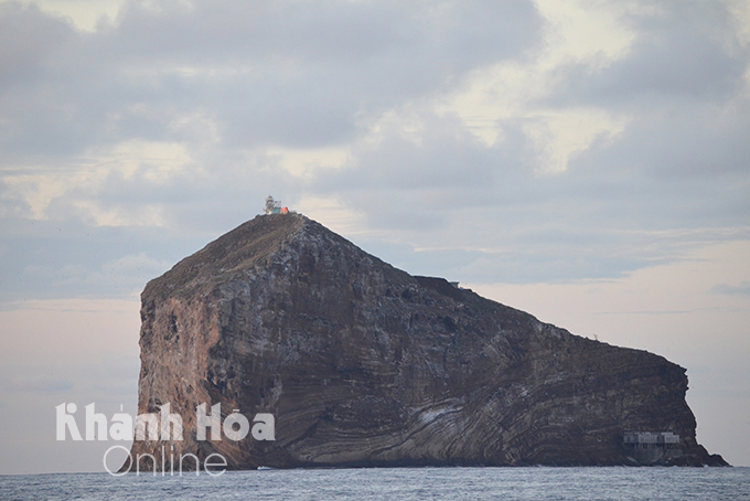 2 công nhân làm việc ở ngọn hải đăng Hòn Hải bị sóng đánh mất tích