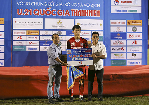 Nham Manh Dung, the top scorer