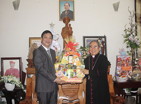 Ông Huỳnh Mộng Giang (bìa trái) đến thăm, chúc mừng tại Tòa Giám mục giáo phận Nha Trang.