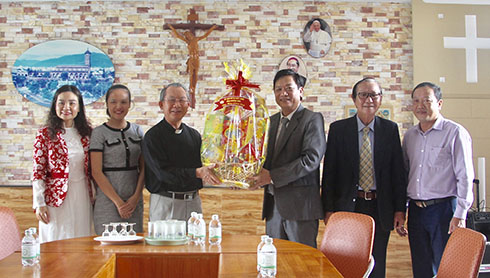 Đoàn đã đến thăm, chúc mừng tại Ban Đại diện Hội thánh Tin lành tỉnh