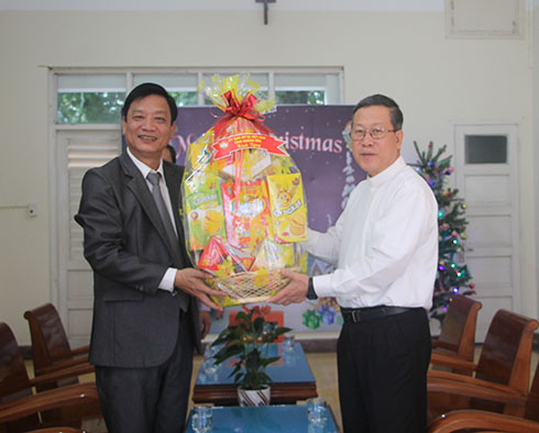 Ông Huỳnh Mộng Giang (bìa trái) đến thăm, chúc mừng tại Đại chủng viện Sao Biển