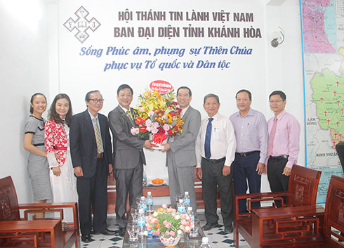 Đoàn đã đến thăm, tặng quà tại Ban Đại diện Hội thánh Tin lành tỉnh
