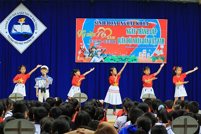 Tiết mục của các học sinh trường Tiểu học Phương Sài, TP. Nha Trang