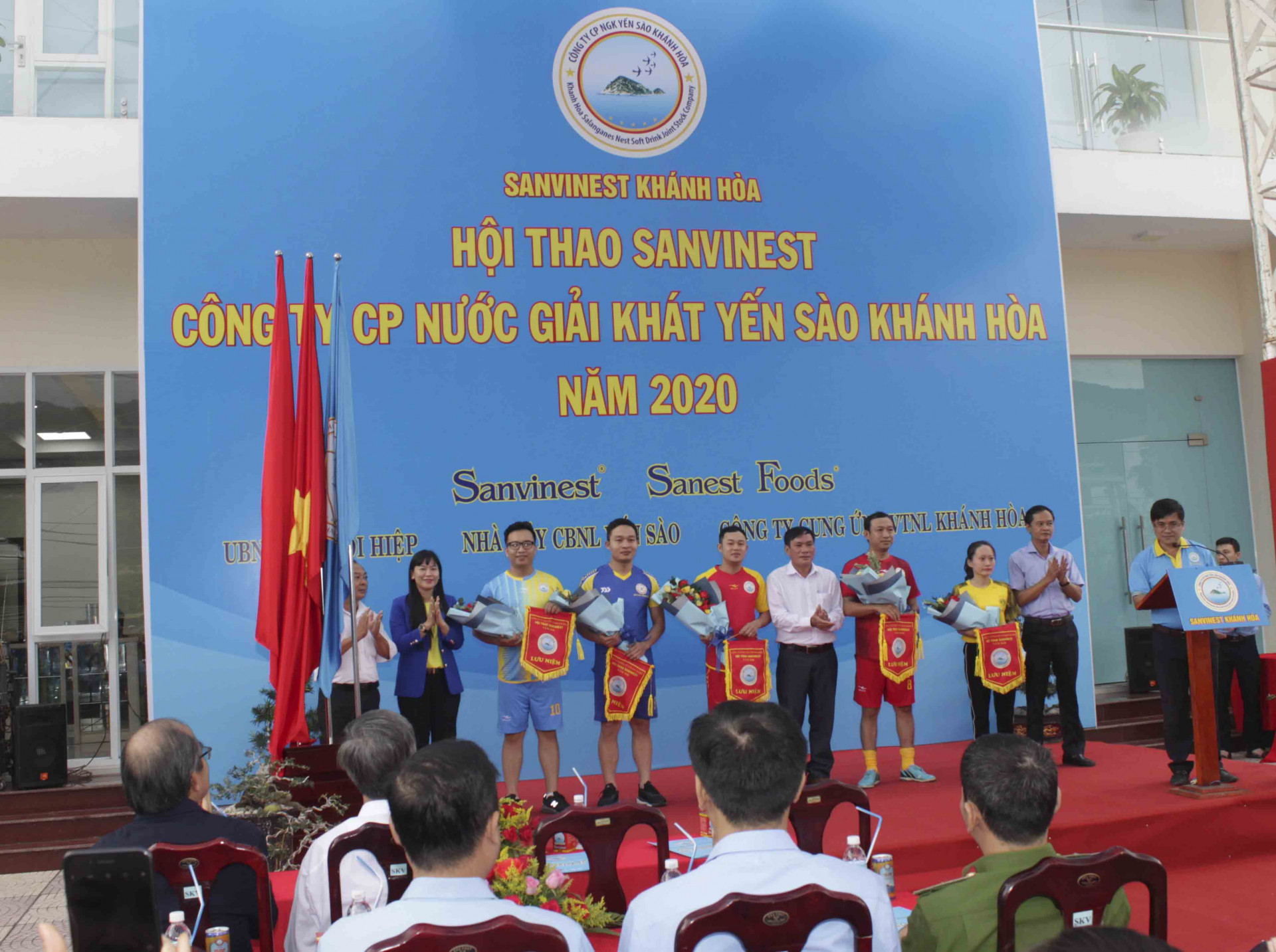 Ban tổ chức tặng cờ lưu niệm cho các đội tham gia.