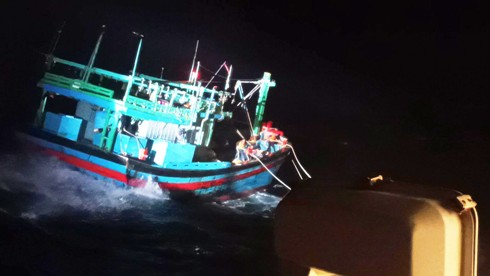 Tàu kiểm ngư KN 465 cứu nạn 1 tàu cá Bình Định