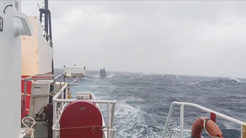 Tàu KN 465 đang lai kéo tàu cá gặp nạn vào bờ.
