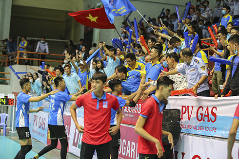Sanest Khanh Hoa players celebrating with their fans