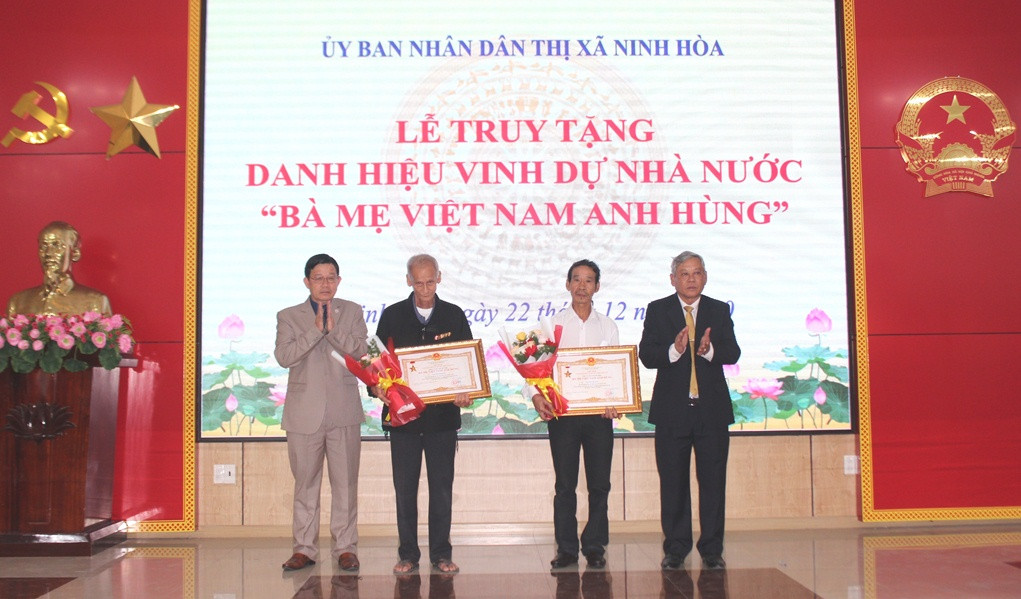 Lãnh đạo thị xã Ninh Hòa trao danh hiệu Bà mẹ Việt Nam Anh hùng cho thân nhân 2 mẹ.