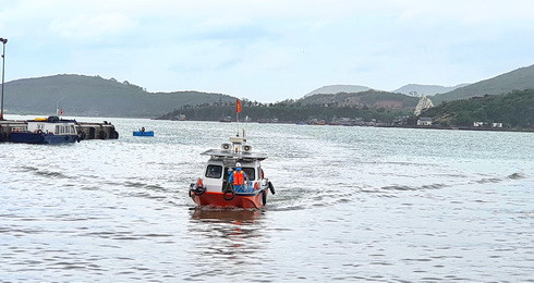 Tàu cứu nạn chuyên dụng đưa thuyền viên bị nạn vào cảng Nha Trang