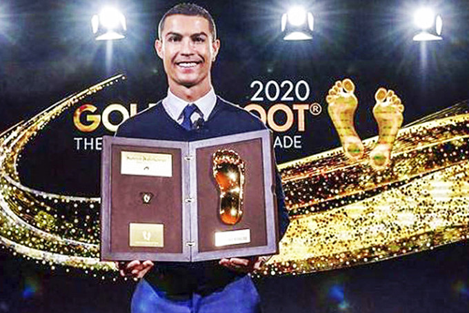 Ronaldo lần đầu nhận giải thưởng “Bàn chân Vàng”.