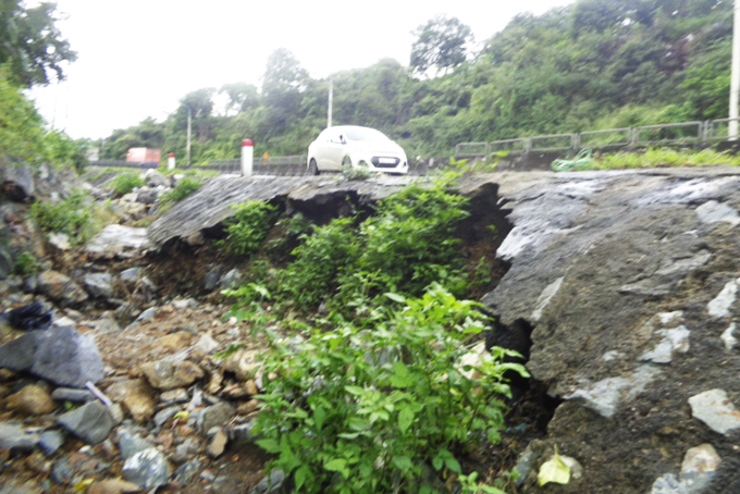 "Hàm ếch" nằm cạnh quốc lộ