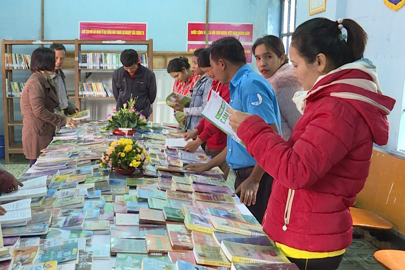 People reading books at Chi Chay Hamlet communal library
