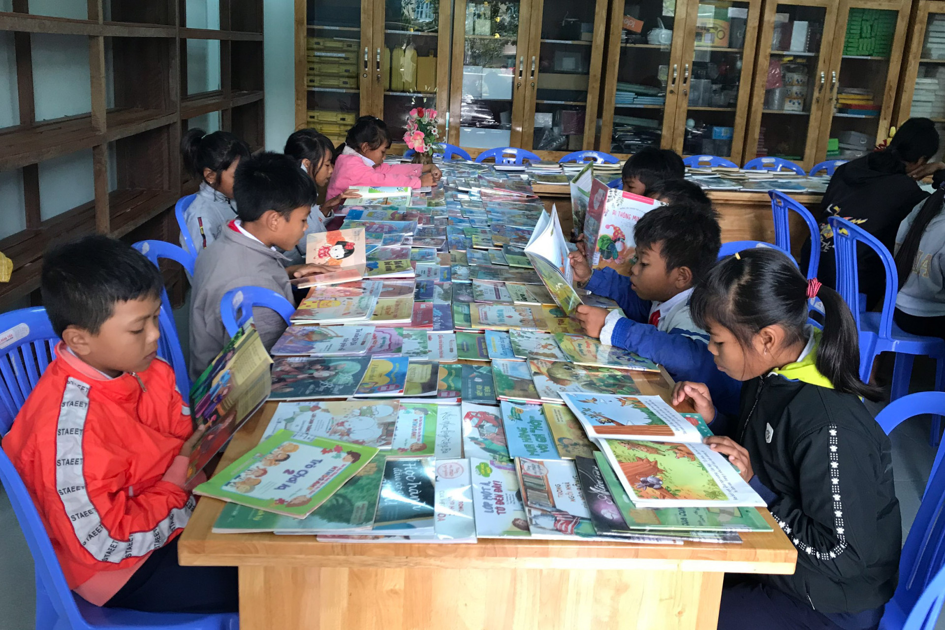 Pupils of Ba Cum Nam Primary and Junior High School read books provided by the Provincial Library.