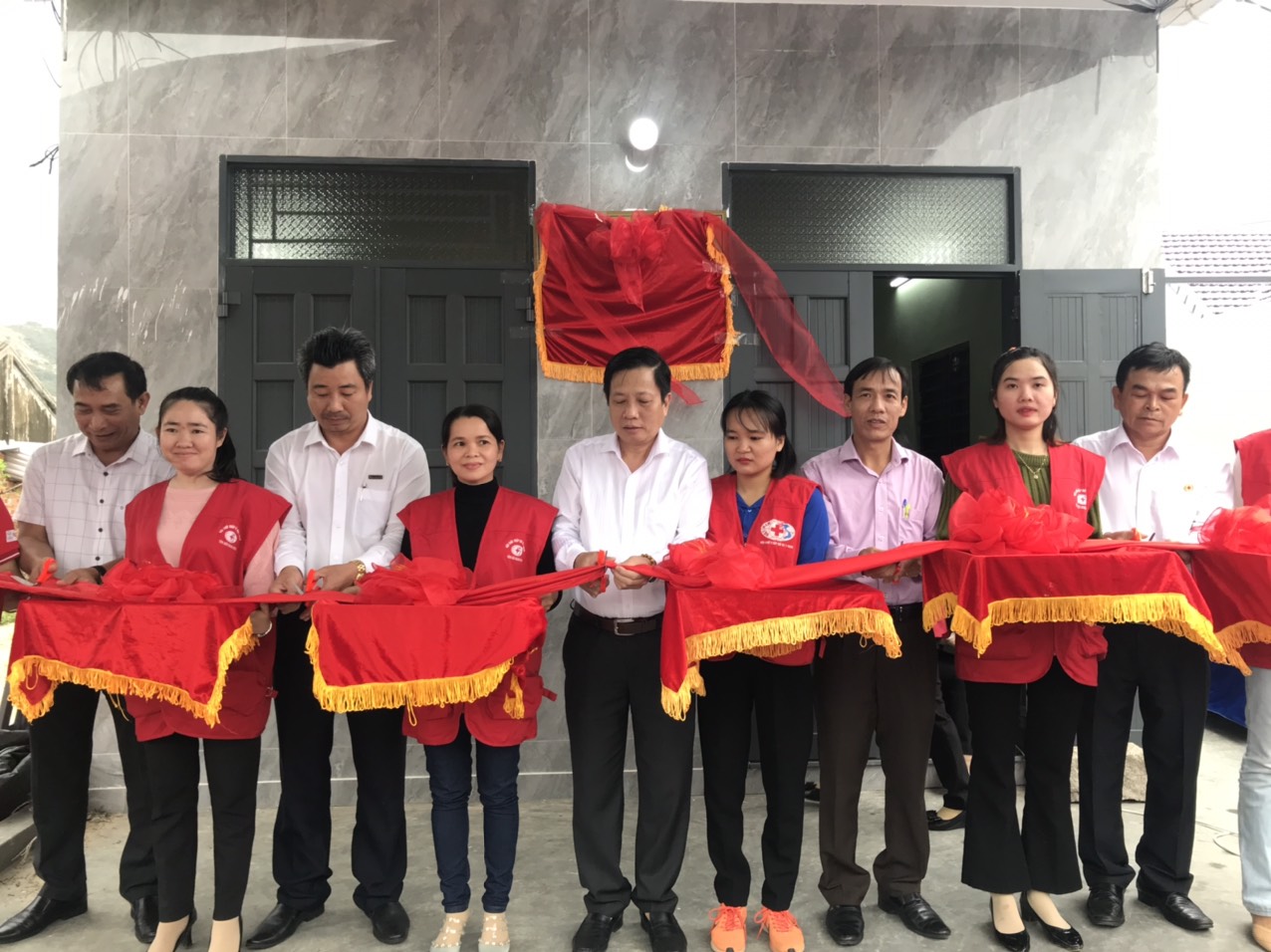 Cắt băng khánh thành nhà hộ dân ở xã Vạn Khánh, huyện Vạn Ninh